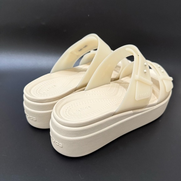 CROCS Beige Sandstone Brooklyn Buckle Frosted Low Wedge Sandals Women’s Size 8 - Picture 4 of 16